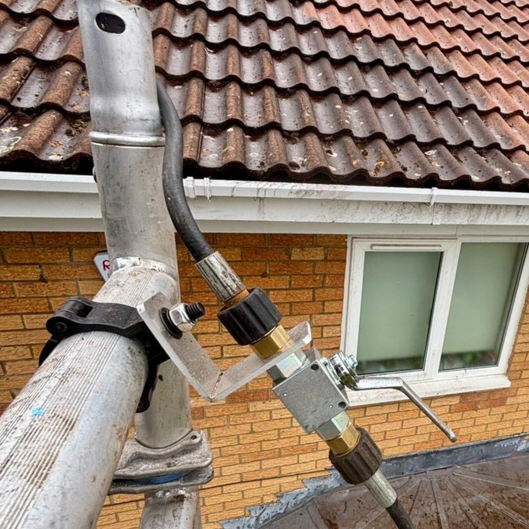 Scaffold Hose Support - Take the weight of the skyWash on scaffolding